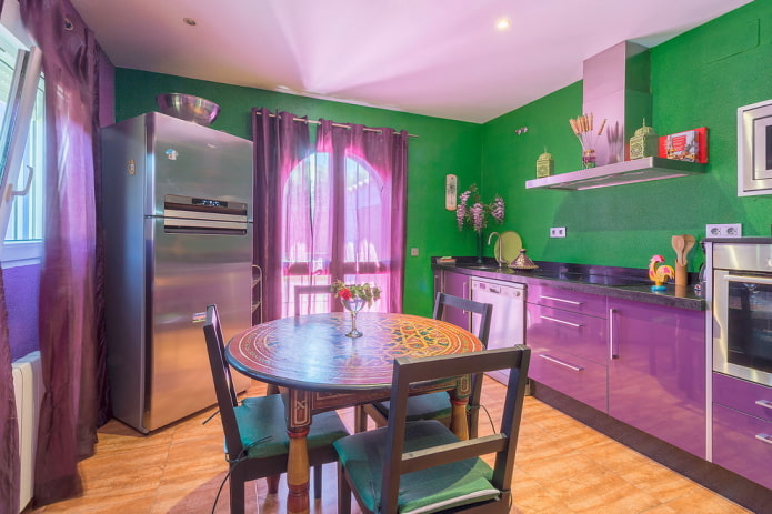 дизайн кухни в фиолетово-зеленых тонах