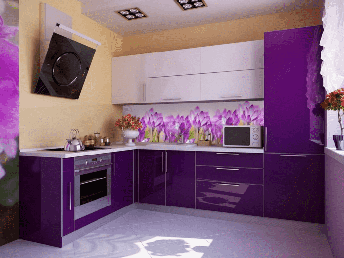 дизайн кухни в фиолетовых тонах с желтыми акцентами