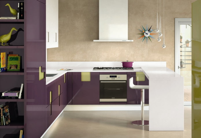 дизайн кухни в бежево-фиолетовых тонах