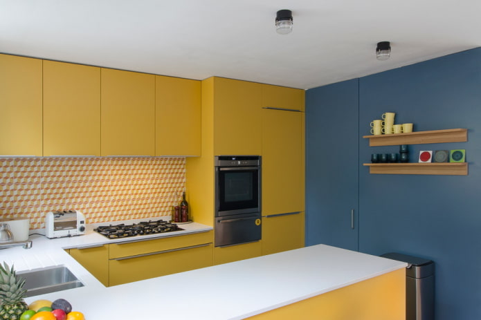интерьер кухни в желто-синих тонах