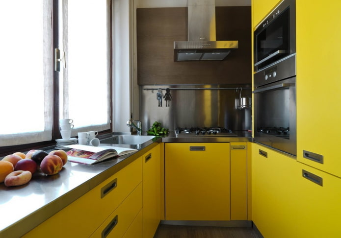 мебель и техника в интерьере кухни в желтых тонах