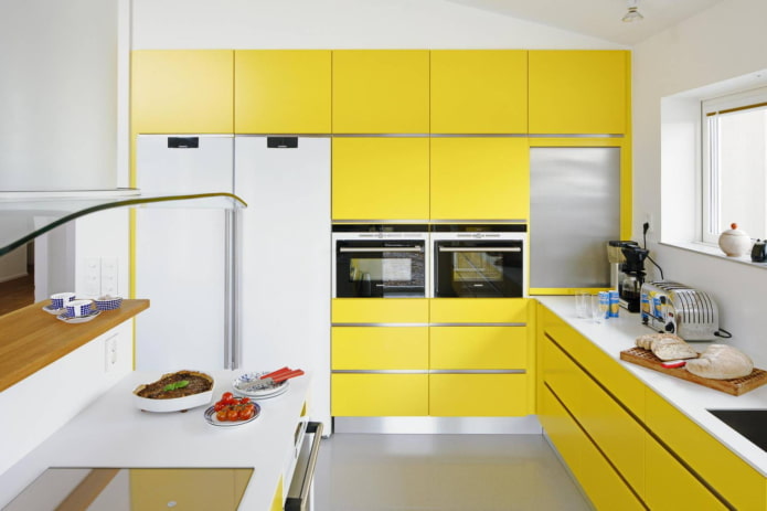 кухня в желтых тонах в современном стиле