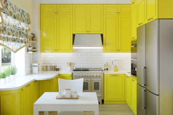 шторы в интерьере кухни в желтых тонах