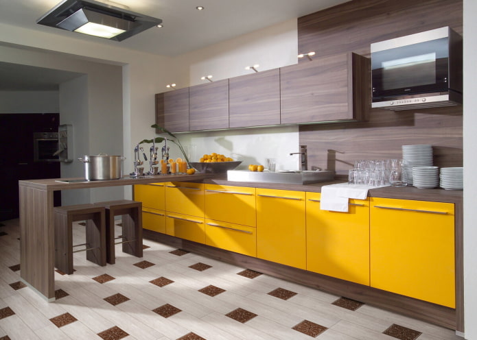 интерьер кухни в желто-коричневых тонах