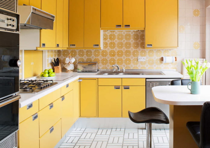 отделка кухни в желтых тонах