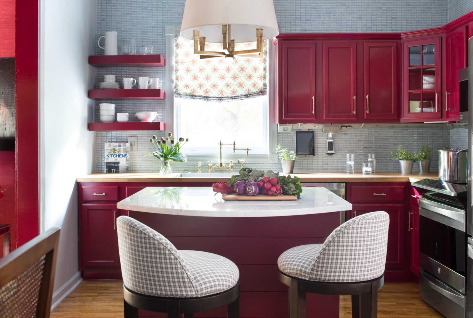 Бордовый цвет в интерьере кухни: особенности использования и сочетания
