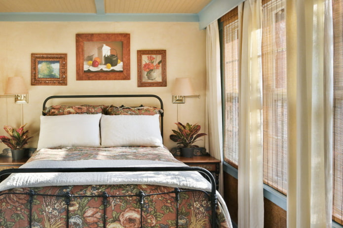 текстиль и декор в спальной комнате в стиле кантри