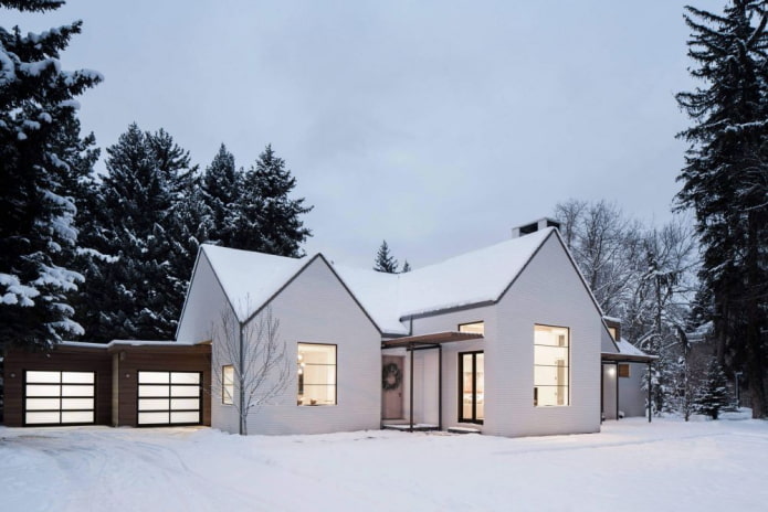 дом белого цвета в скандинавской стилистике