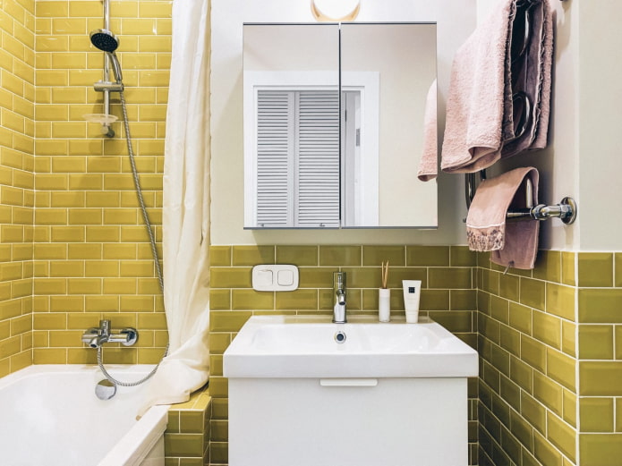 желтая плитка в ванной