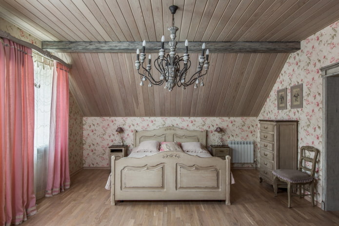 деревянный потолок мансарды