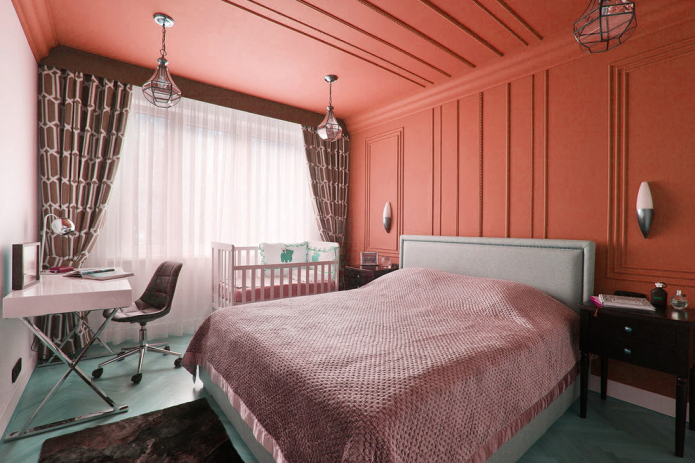 Спальня с персиковым потолком