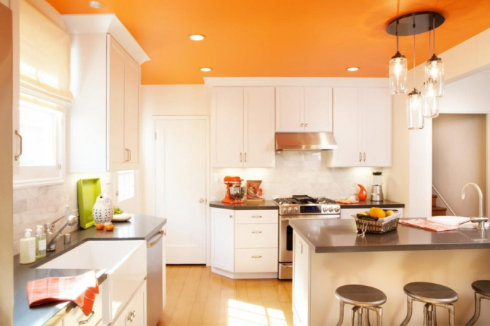 Кухня с оранжевым потолком