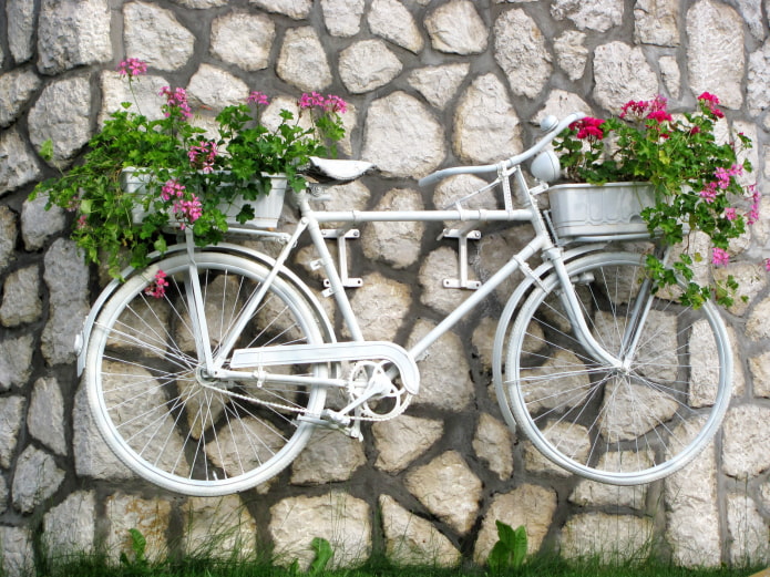 Велосипед-кашпо на стене