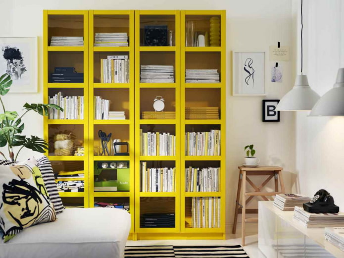 желтый книжный шкаф