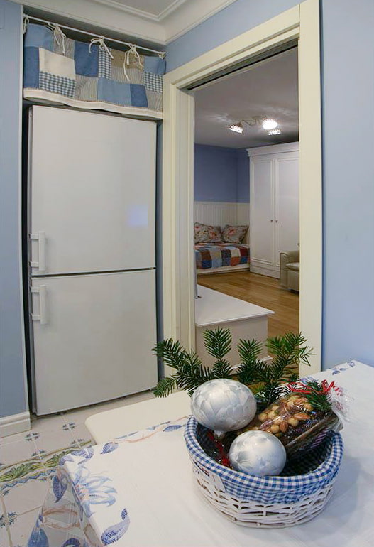 Холодильник и вход на кухню