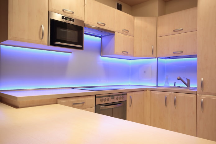 синяя подсветка на кухне