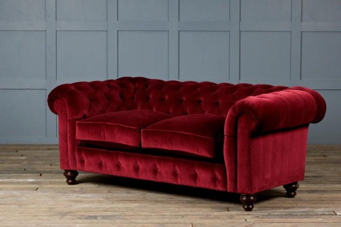 красный бархатный диван