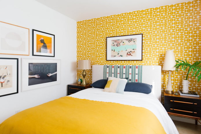 желтая стена в спальне