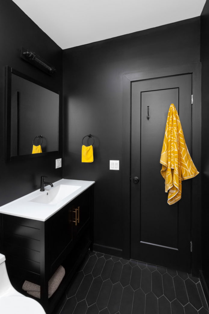 черная ванная с желтым