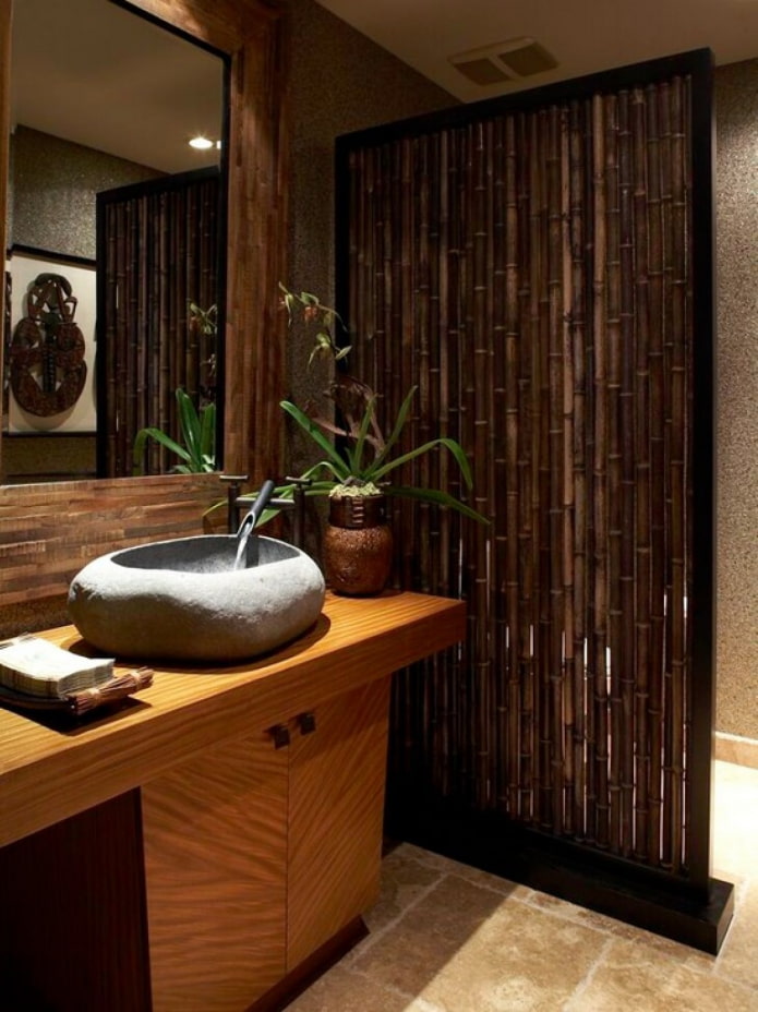зонирование ванны стеблями бамбука