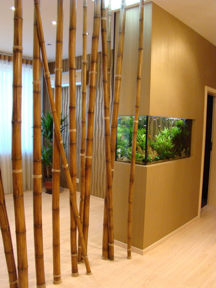 перегородка из стеблей бамбука
