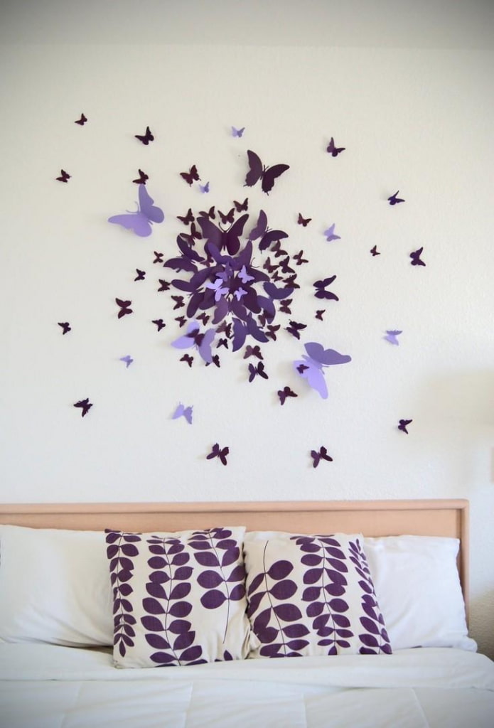 бумажные бабочки над кроватью