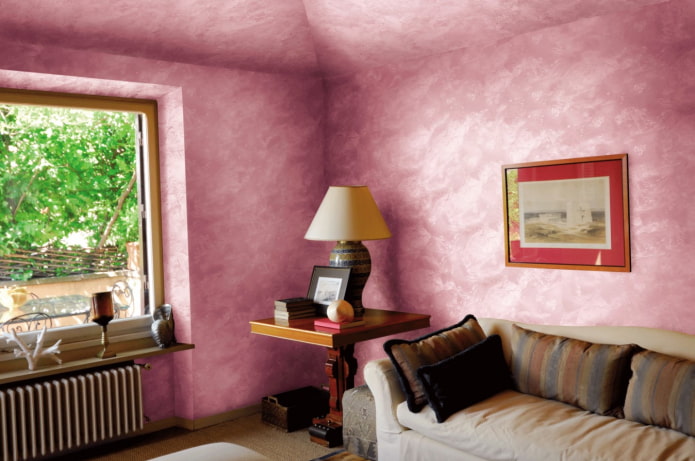 розовые стены и потолок