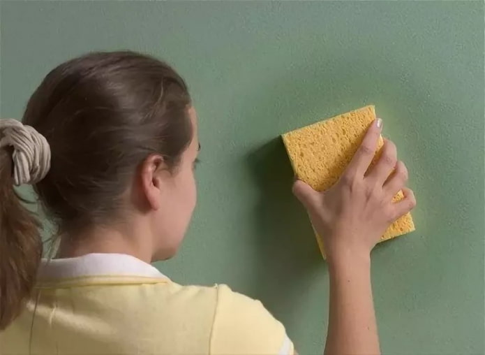мытье стены губкой