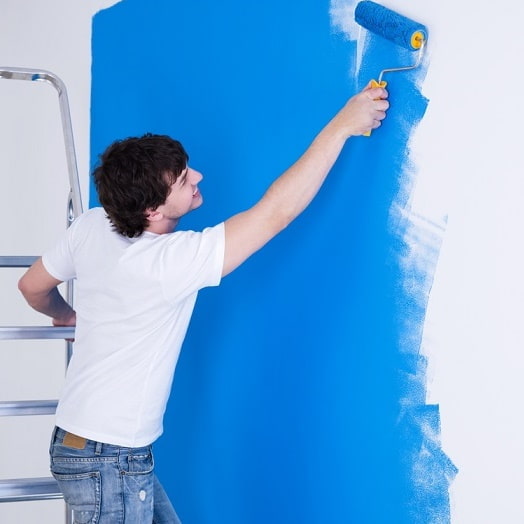 Покраска стены валиком