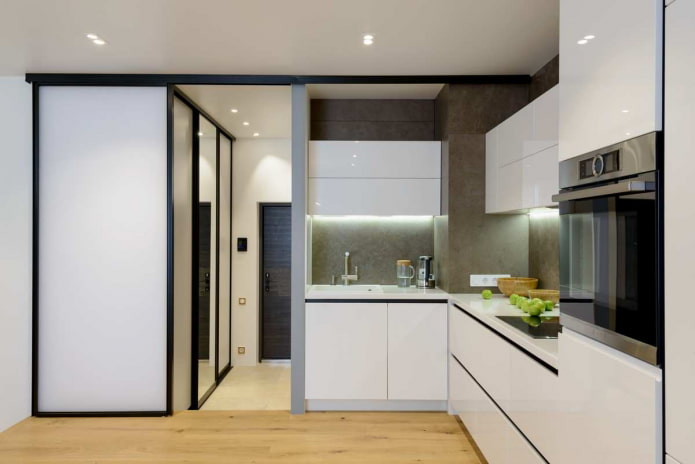 небольшая кухня с серыми стенами, светлым деревянным полом и белой мебелью