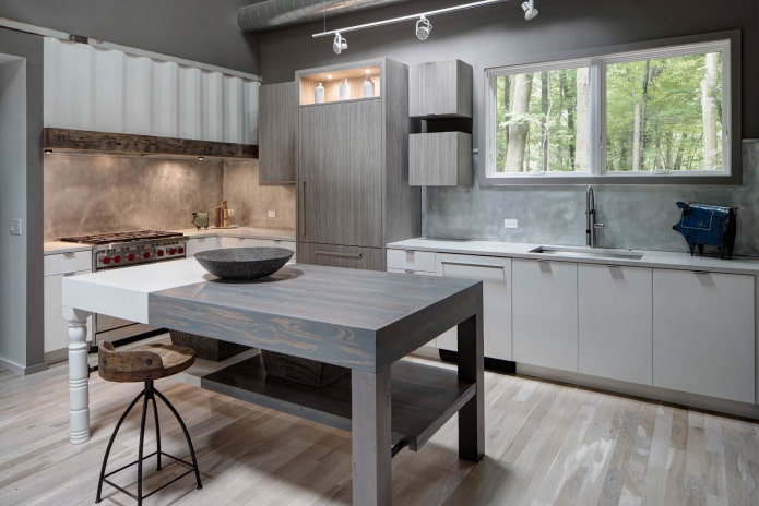 кухня в индустриальном стиле с серыми шкафчиками и белыми тумбами