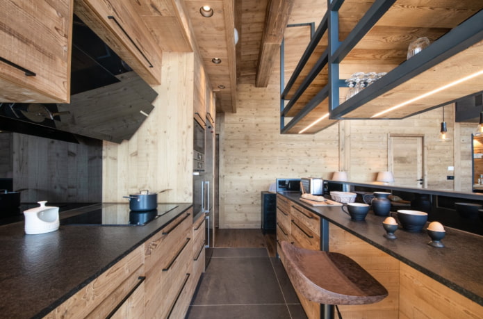деревянная кухня с черными элементами