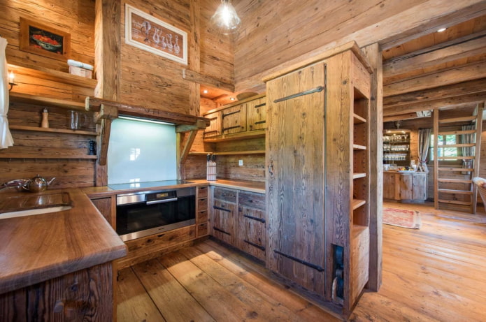 встраиваемый холодильник на деревянной кухне