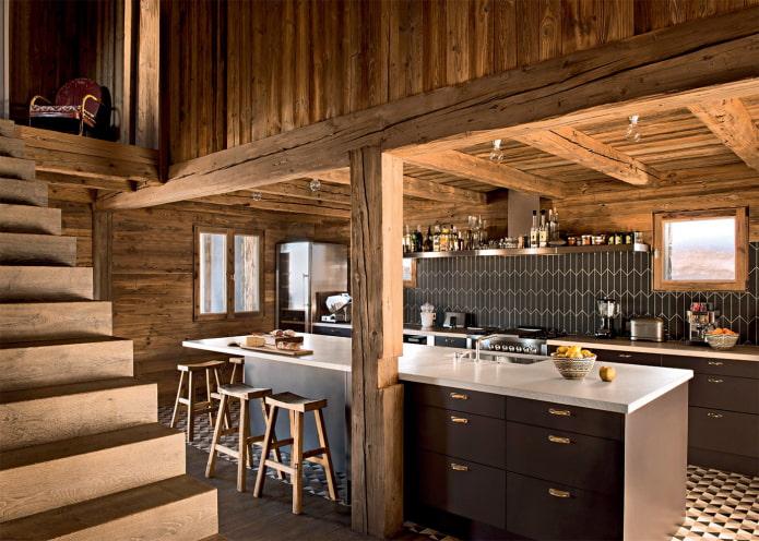 черный кухонный гарнитур в деревянном доме