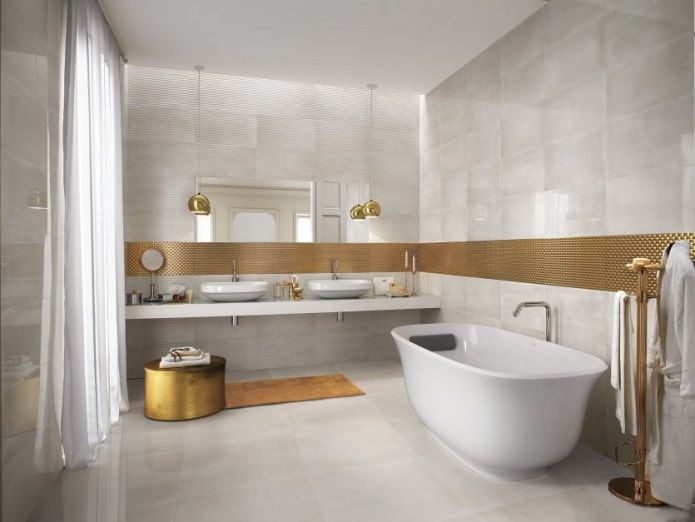 бело-золотая ванная комната