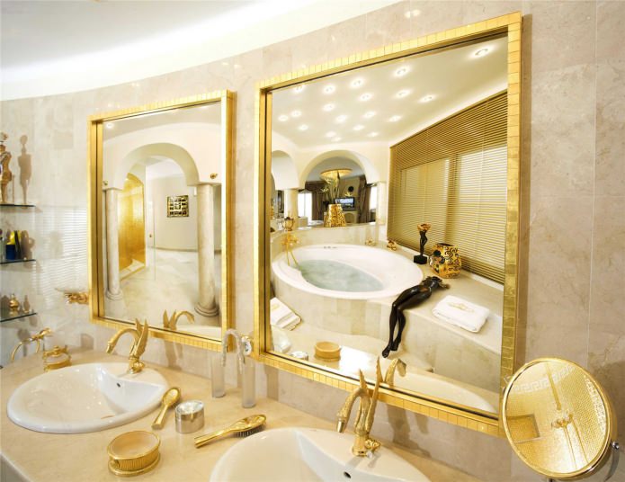 золотые аксессуары в ванной комнате