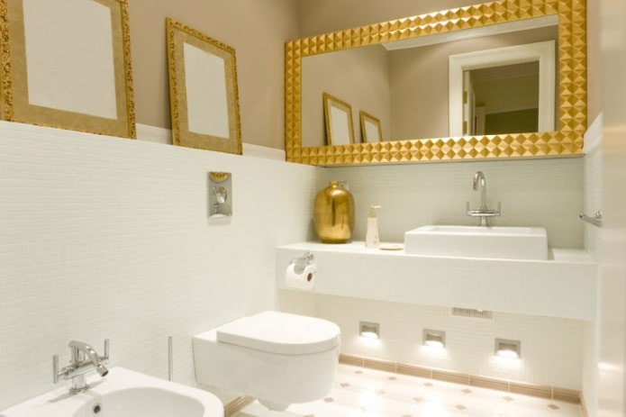 золотые аксессуары в ванной комнате