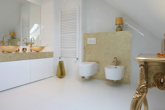 интерьер бело-золотой ванной комнаты