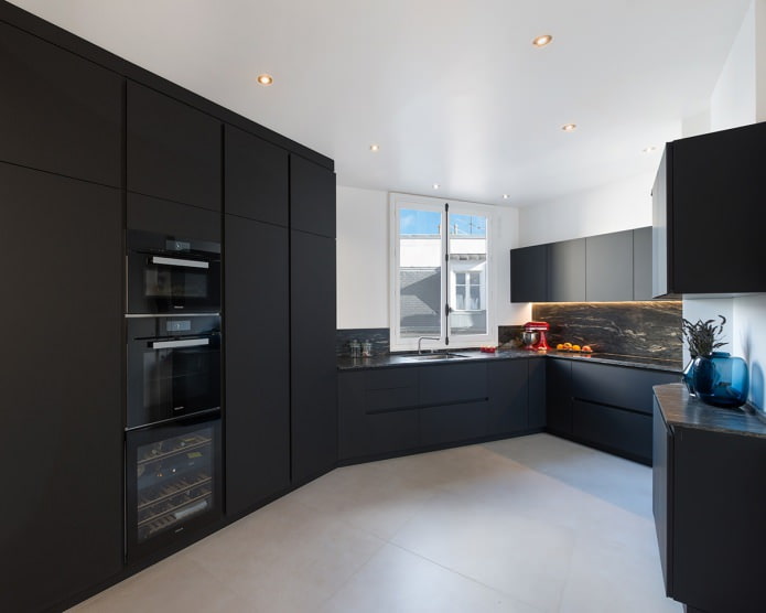 дизайн кухни с черным гарнитуром в стиле минимализм