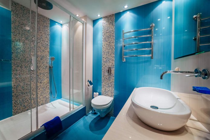 Сочный оттенок голубого в интерьере ванной