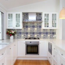 Белый кухонный гарнитур: особенности выбора, сочетания, 70 фото в интерьере-22