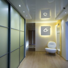 Натяжной потолок в коридоре и прихожей: виды конструкций, фактуры, форм, освещение, цвет, дизайн-4