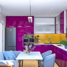 Фиолетовая кухня: сочетания цветов, выбор штор, отделки, обоев, мебели, освещения и декора-4