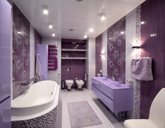 фиолетовая ванная с белой сантехникой