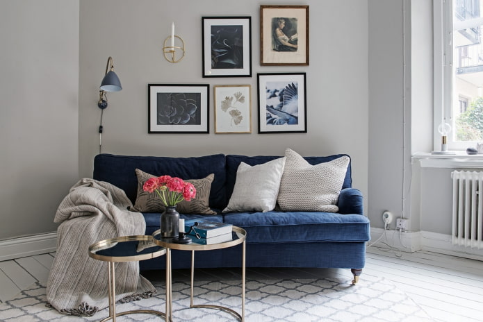 серый стены и синий диван