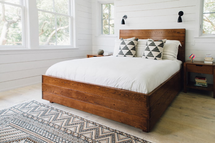 деревянная кровать в спальне