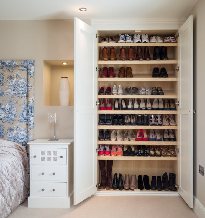 шкаф в спальне с обувью