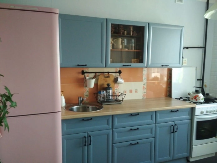 розовый холодильник в интерьере