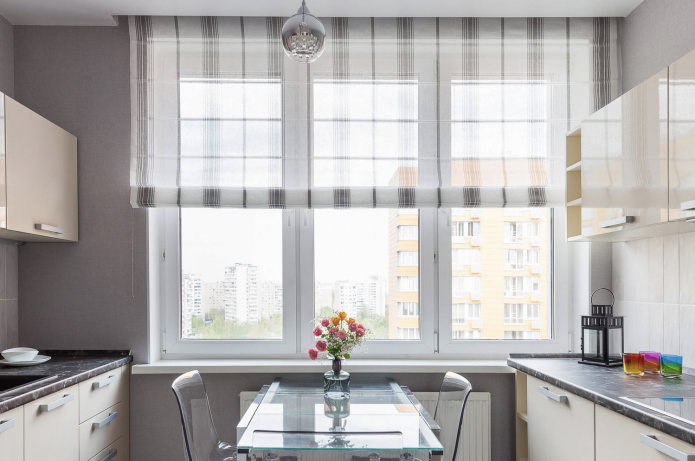 оформление окна римской шторой в кухне