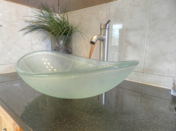 стеклянная раковина для ванной